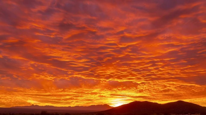 夕阳红色云层循环天空