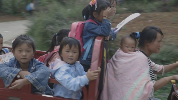 山区孩子放学回家山区跋涉结伴而行