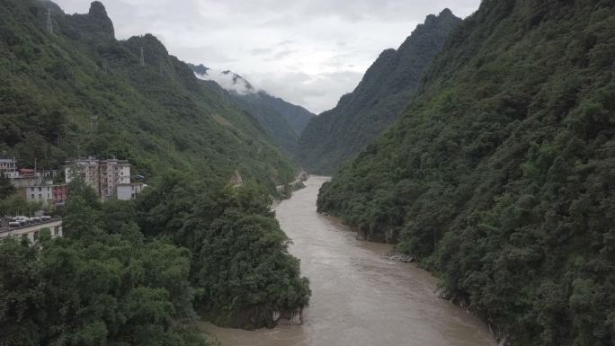 大山里的农村贫苦的山区下雨中的农村