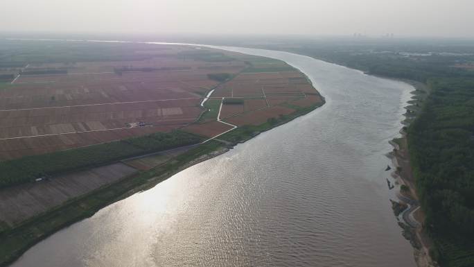 4k航拍：黄河下游浪花翻滚奔流不息场面