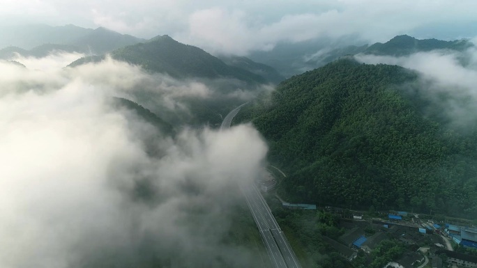 航拍高山高速公路云海延时