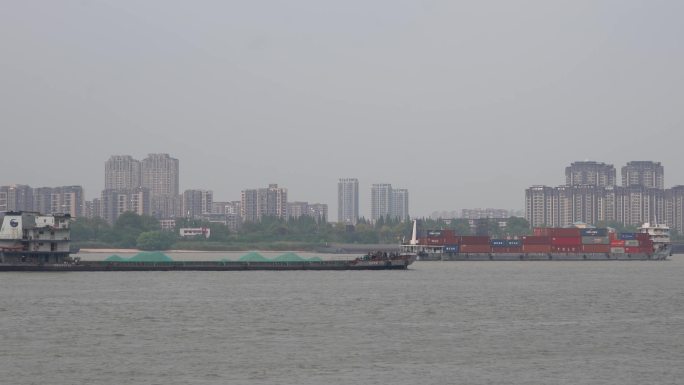 南京中山码头船舶来往浪花