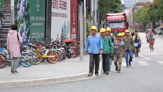 城市街头农民工走路