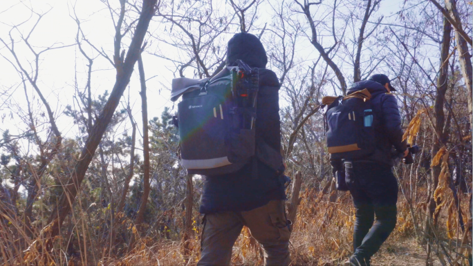 4K大气登山驴友背包客-爬山脚步探索自然