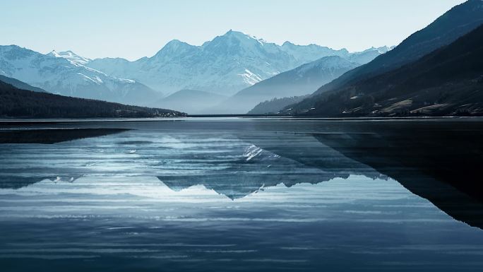 水墨中国风云雾水墨龙大气开场山峰