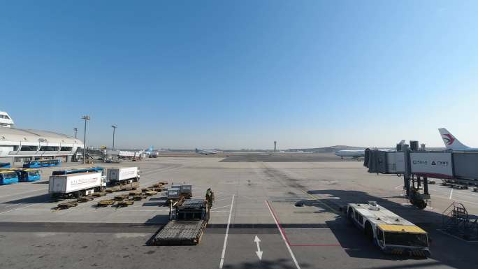 北京机场T2航站楼机场忙碌的状态