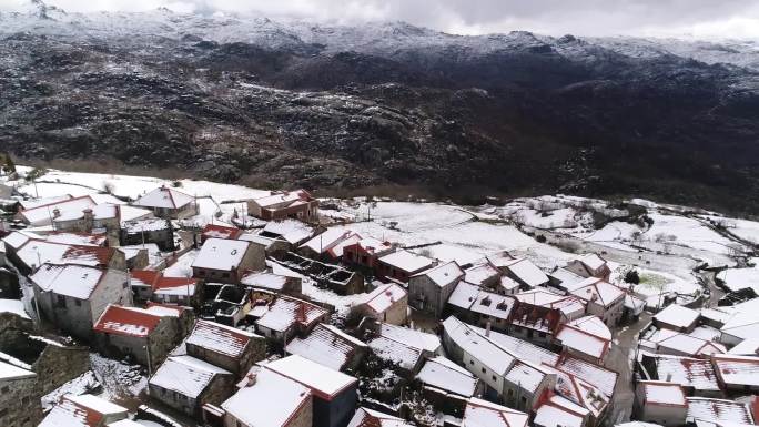 航拍高山雪地村落