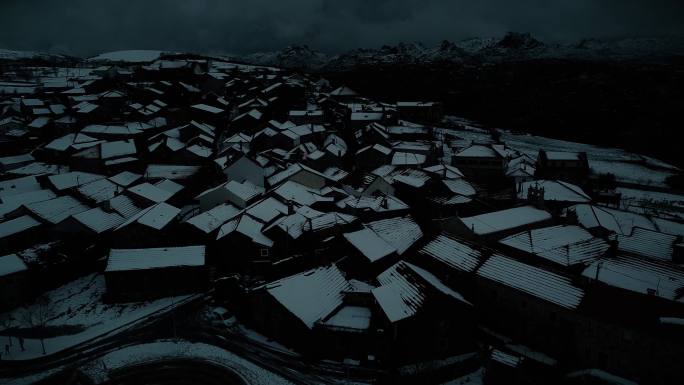 4K-夜晚白雪覆盖的山顶村庄
