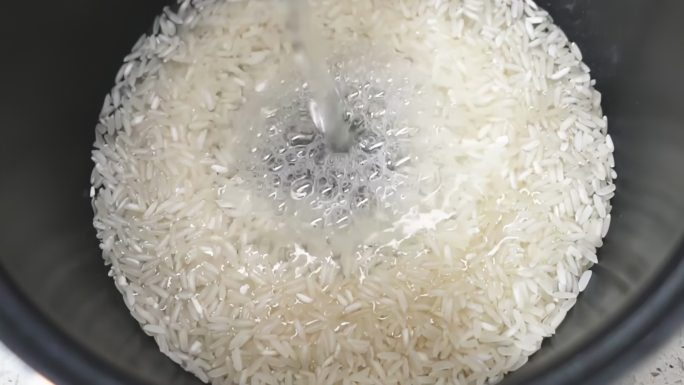 高端唯美五常大米焖制香喷喷的大米饭