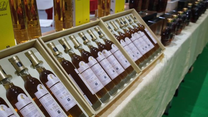 酒类展柜展示的洋酒红酒瓶装酒包装盒