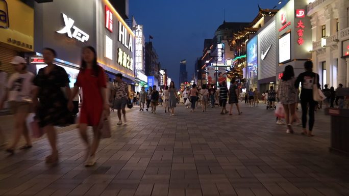 2019年傍晚辽宁沈阳中街繁华人流