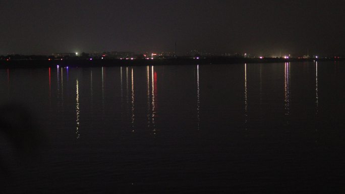 4K夜晚河对岸的车流灯光01