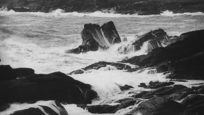 巨浪拍打岩石海岸线