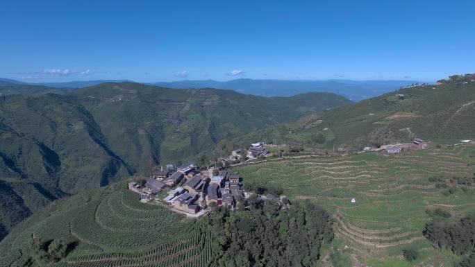 山顶农村视频西南彝族的山顶村落远景近景