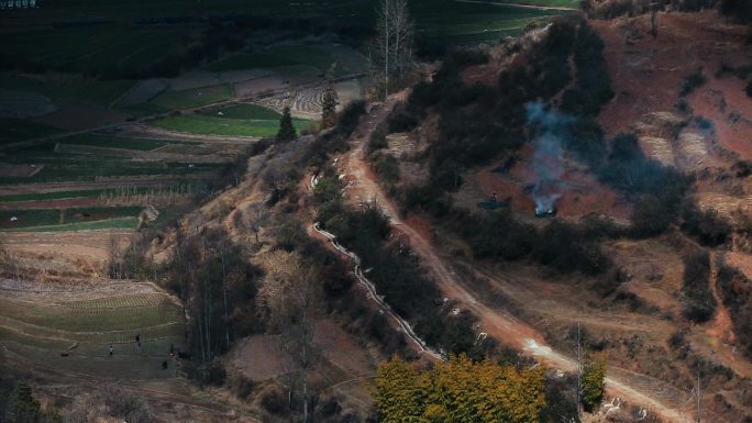 初冬季节，亚洲农村的农民在田里烧火