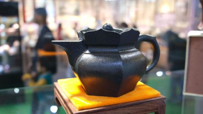精美烧制的紫砂陶器茶壶