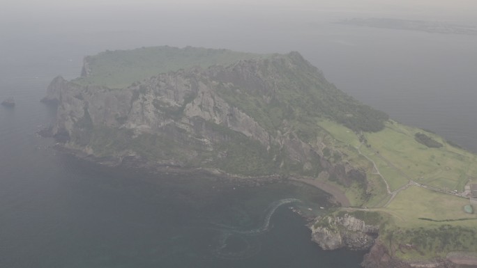 4K原素材-航拍蓝色大海岸边的悬崖峭壁礁
