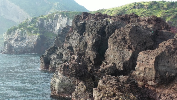 4K原素材-航拍蓝色大海岸边的礁石海浪