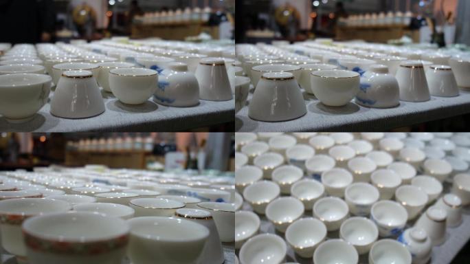 整齐排列的白瓷镶金边茶碗