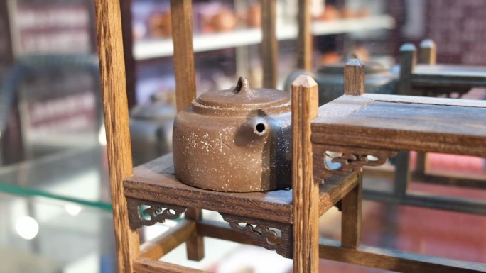 宜兴陶瓷工艺茶壶展示中国文化艺术家斟茶
