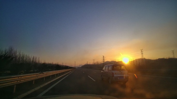 高速车内拍摄道路清晨日出傍晚车内视角
