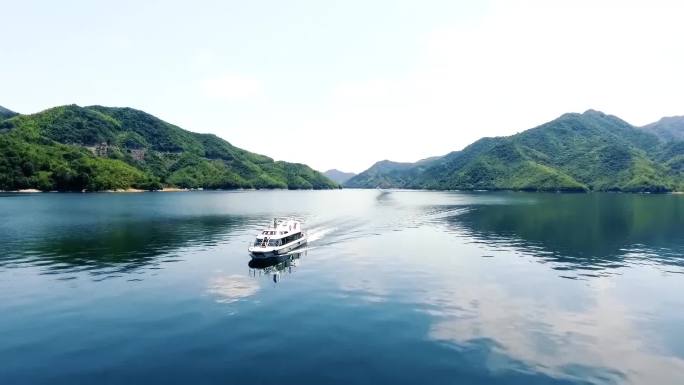 绿水青山江面划船