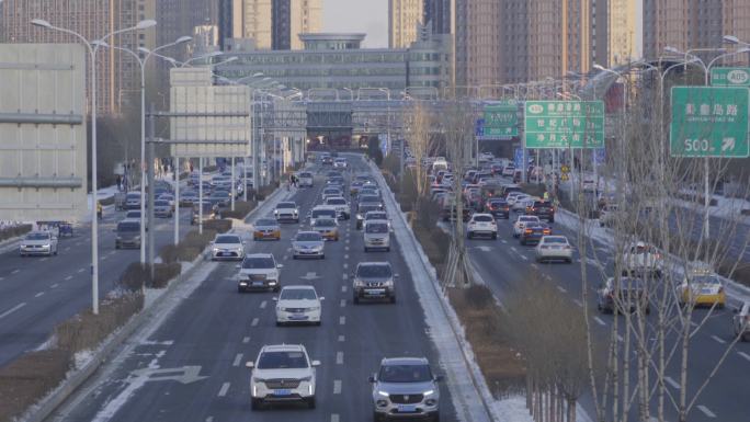 冬季城市快速路上行驶的车流视频素材