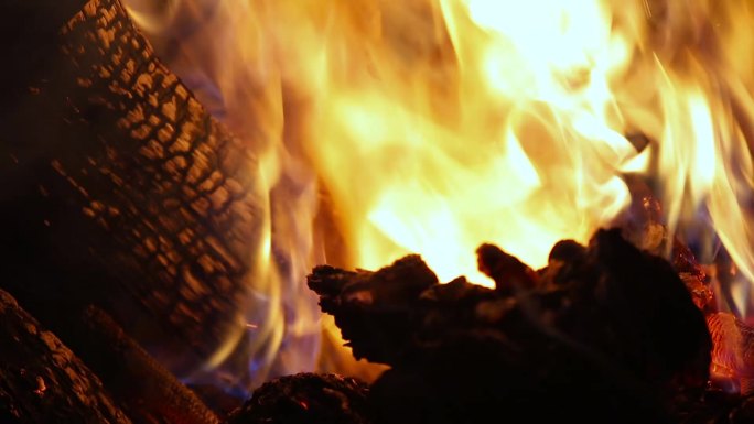 燃烧的火和烧红的木炭特写