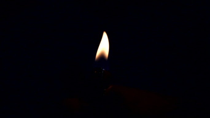 黑暗中点燃ZIPPO打火机烛光