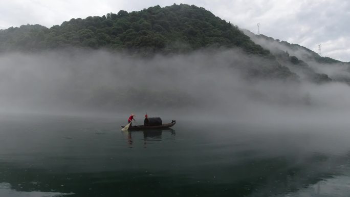 水墨风雾漫小东江捕鱼游船