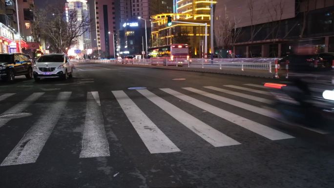 夜间道路上行驶的车辆