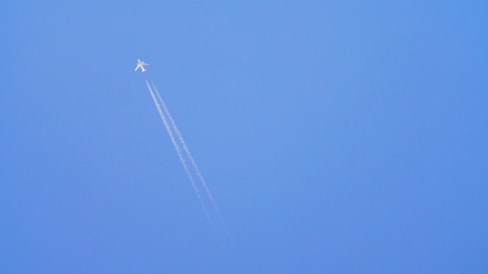 飞机飞过蓝天留下飞机白线4k视频素材
