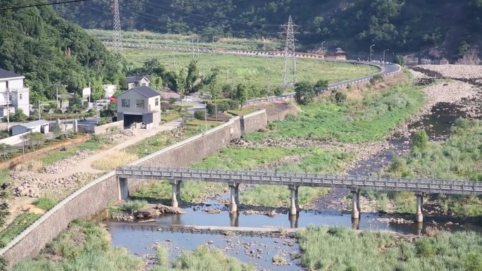 青山绿水乡村公路小溪小河桥梁小桥流水人家