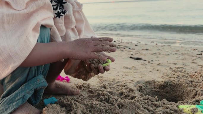 海边小孩玩沙子可爱沙滩大海