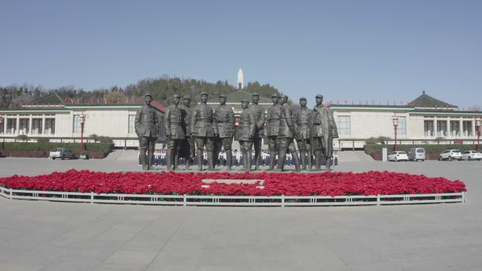 长治武乡八路军纪念馆雕像带学生2