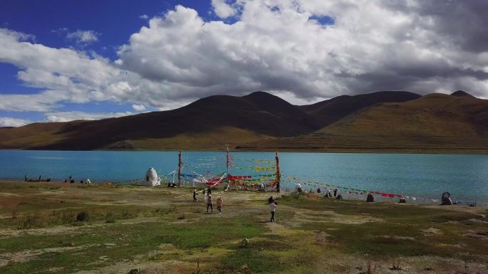 西藏航拍羊卓雍湖蓝天白云