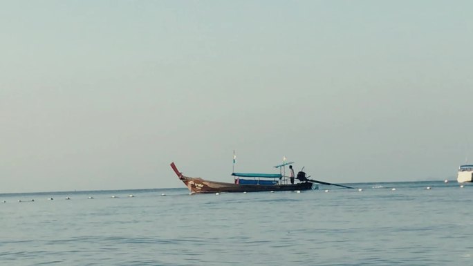 海边渔船回家出海夕阳捕鱼渔民