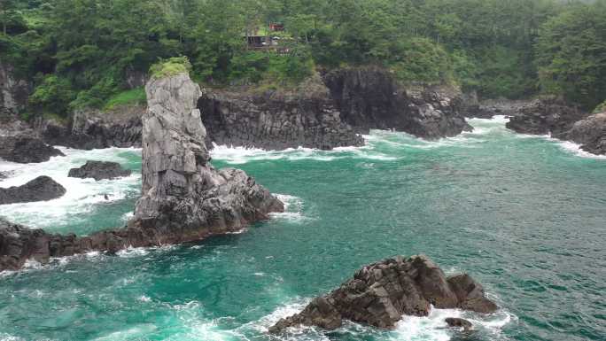 4K原素材-航拍蓝色大海白色浪花独立礁石