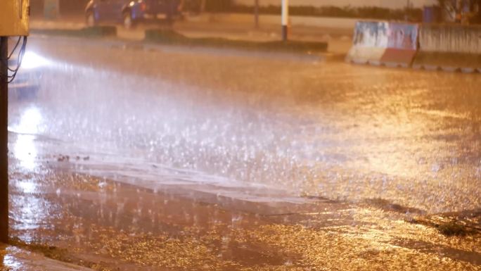 夜晚大雨下雨车灯汽车行驶雨水