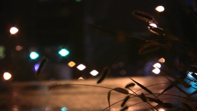 深夜城市晚上街道马路车辆驶过车灯