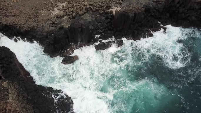 航拍悬崖边海浪