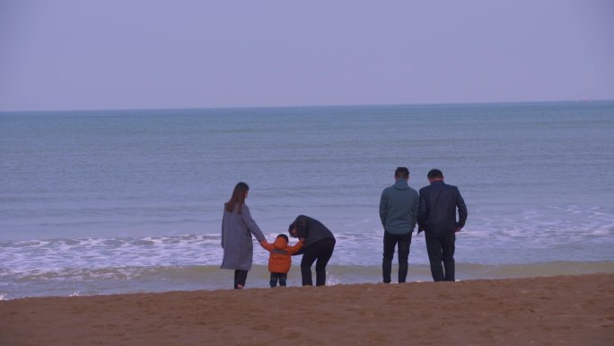 一家人在海边