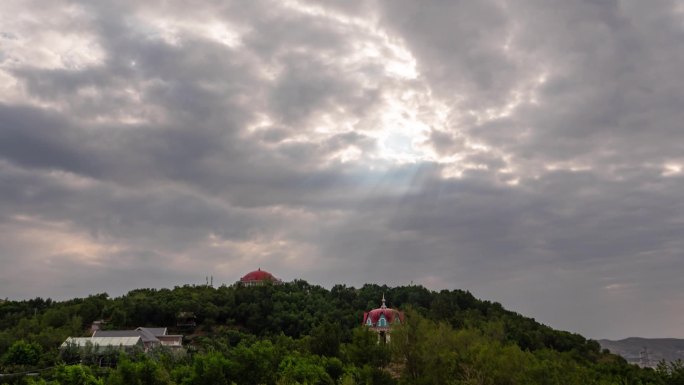 大雨前的雅马里克山头乌云延时耶稣光