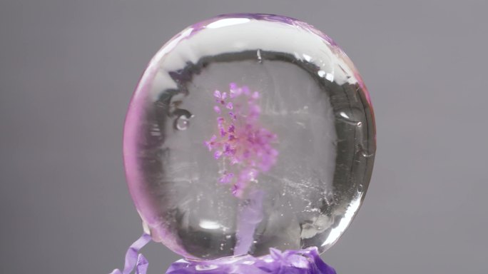 类似琥珀的玻璃里的紫色花小花