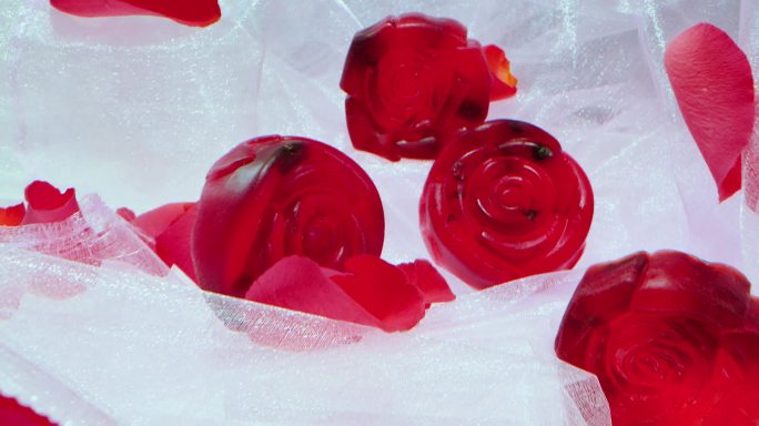 微距视频、玫瑰花瓣和透明红色玫瑰花艺术造