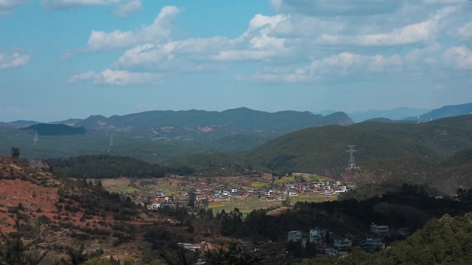 冬季，掩映在层层山峦中的乡村