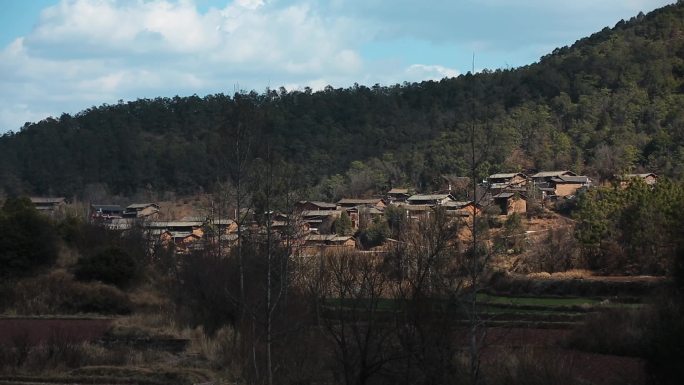 隐藏在大山森林中的贫困村庄