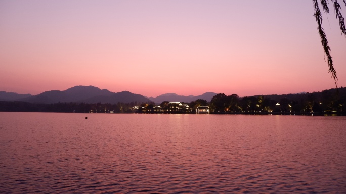 夜幕下的杭州西湖