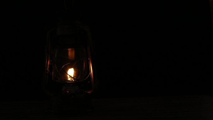 黑暗里的煤油灯灯光