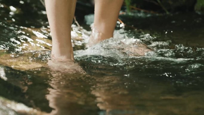 女孩纳凉解渴泉水喝水小溪山泉